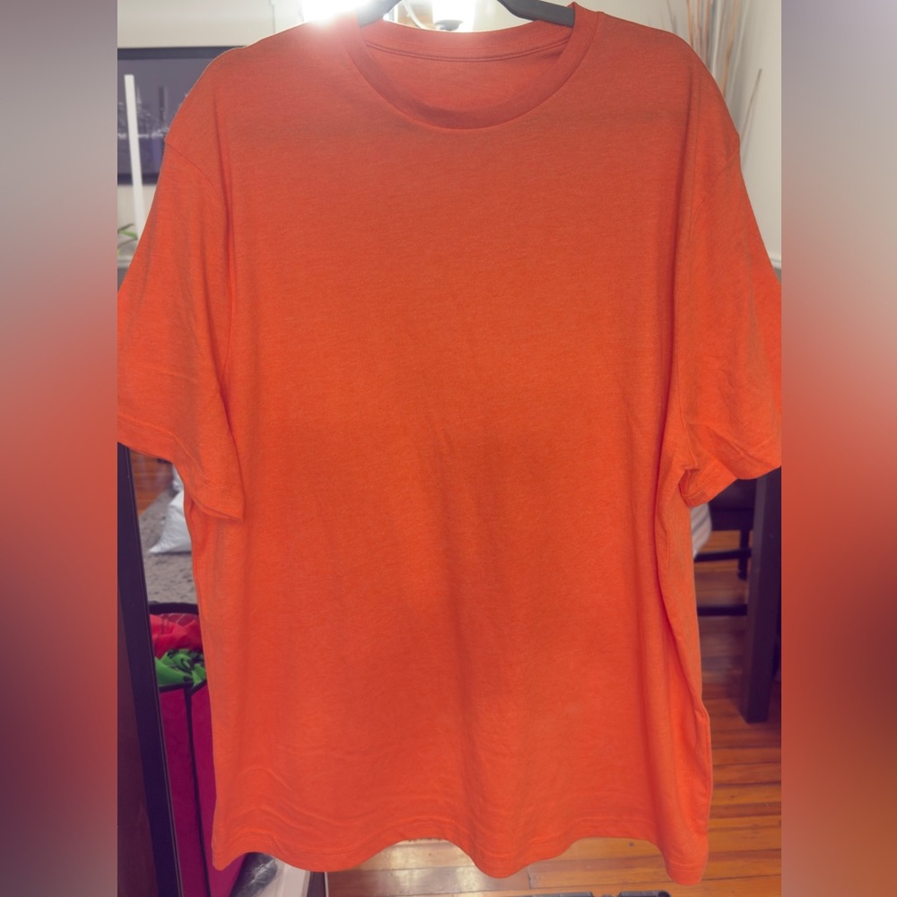 Men’s plain solid-colored T-shirts.